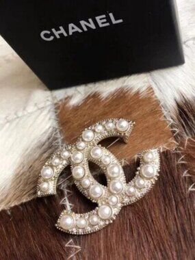 ✨ Chanel Gold Pearl Brooch ✨